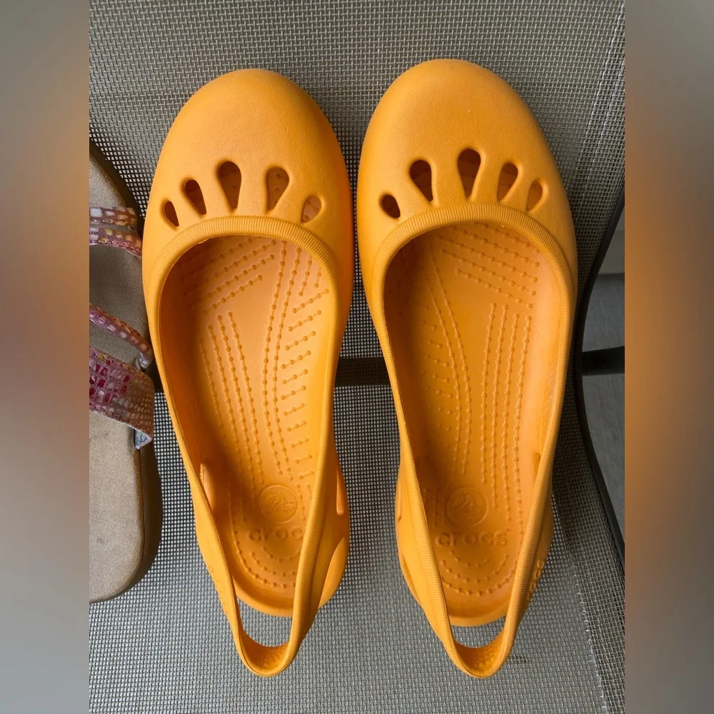 2 Pairs Women’s Shoes- Sz-6.5 Sandals & Sz-7 CROCS, Both in Good Used Condition